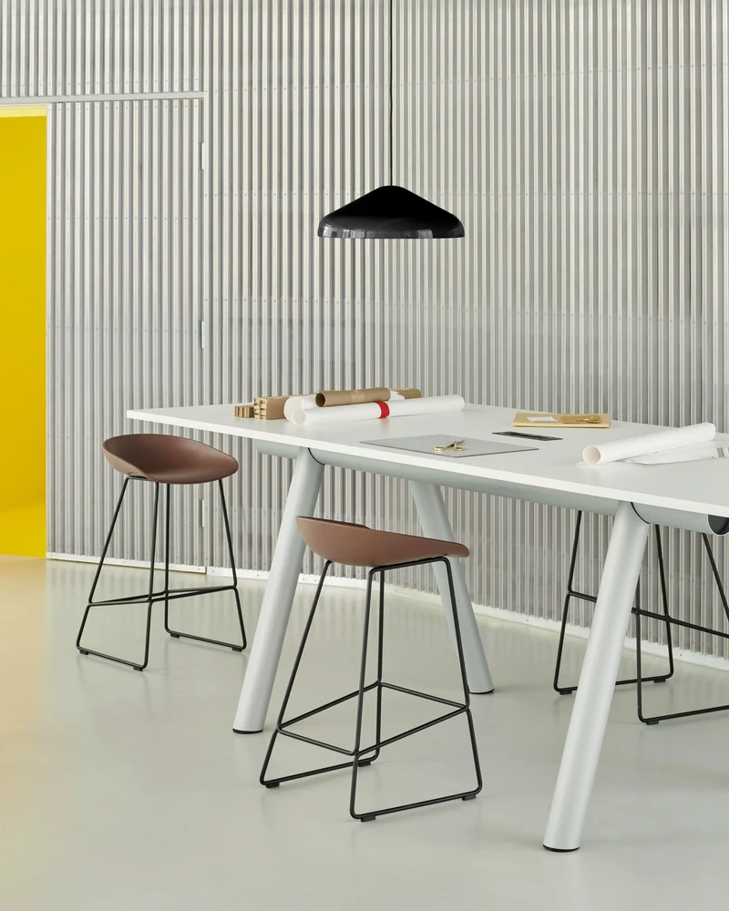 Tabouret de bar en plastique recyclé brique et pieds en acier noir 65 cm AAS 38 2.0 - HAY
