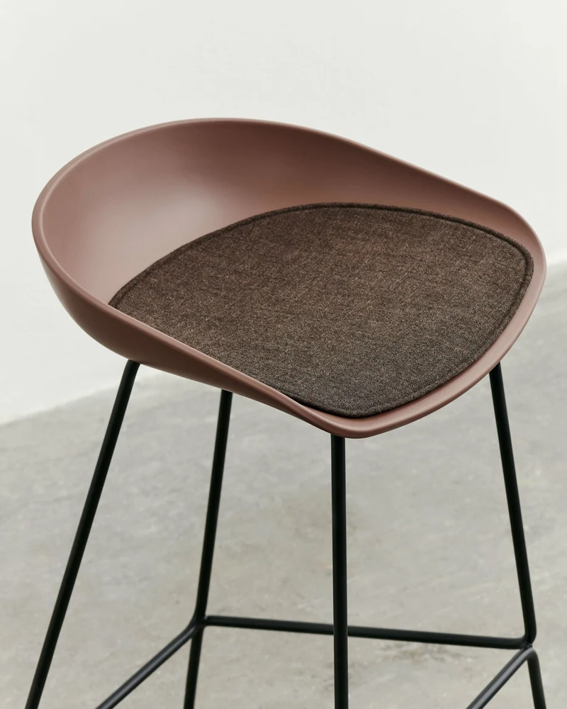 Tabouret de bar en plastique recyclé brique et pieds en acier noir 65 cm AAS 38 2.0 - HAY