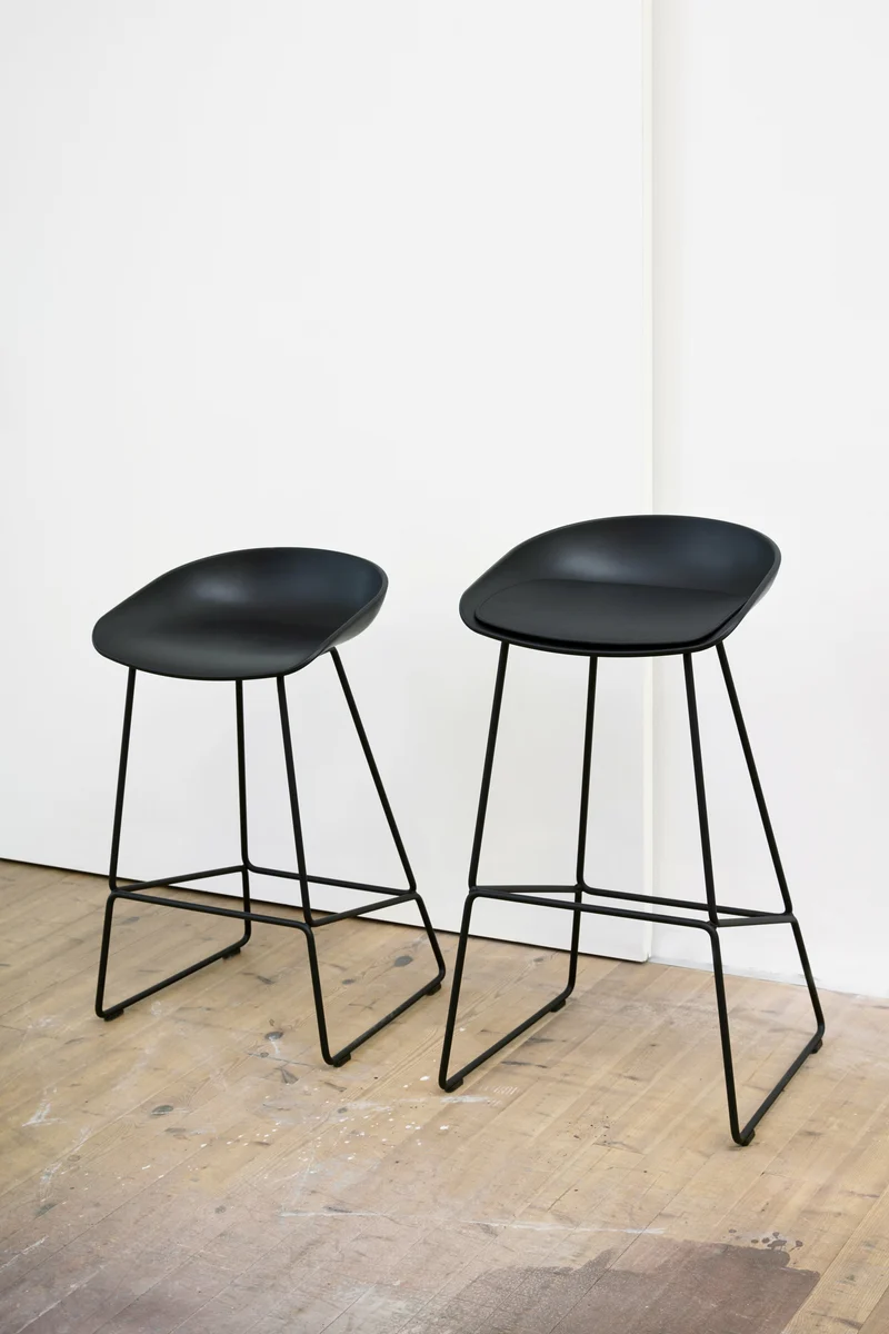 Tabouret de bar en plastique recyclé noir et pieds en acier noir 75 cm AAS 38 2.0 - HAY