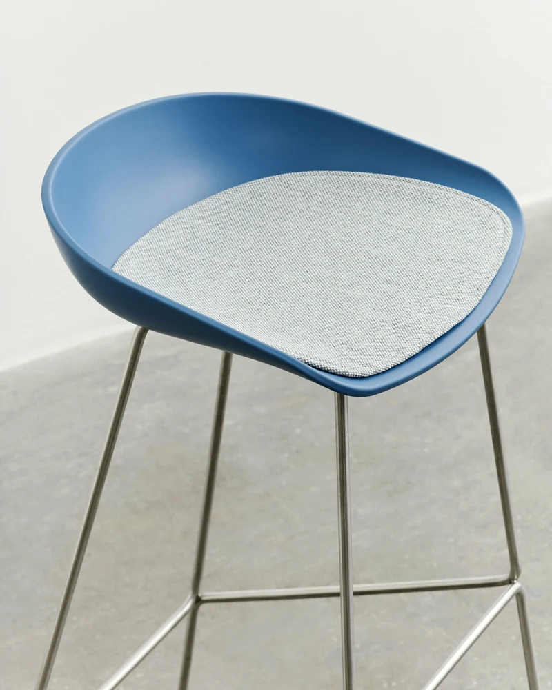 Tabouret de bar en plastique recyclé bleu azure et pieds en acier 75 cm AAS 38 2.0 - HAY