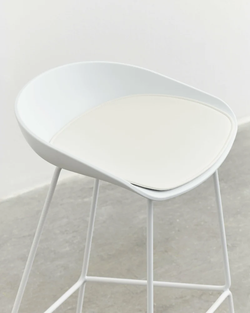 Tabouret de bar en plastique recyclé blanc et pieds en acier blanc 65 cm AAS 38 2.0 - HAY
