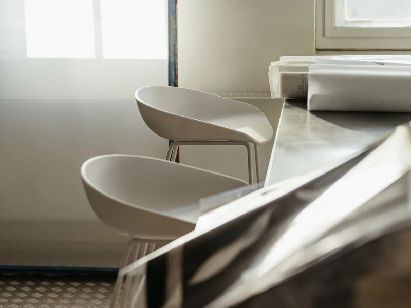 Tabouret de bar en plastique recyclé blanc et pieds en acier blanc 65 cm AAS 38 2.0 - HAY