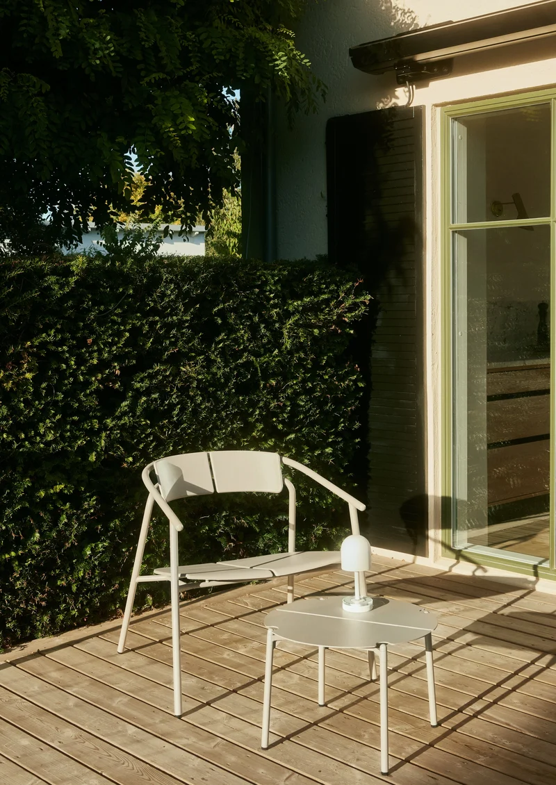 Chaise lounge de jardin avec accoudoirs en acier taupe Novo - AYTM