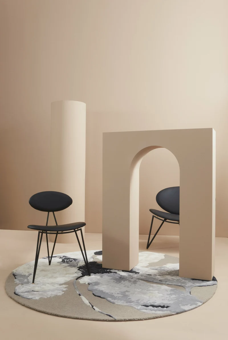 Chaise en cuir et piètement en acier noir Semper - AYTM