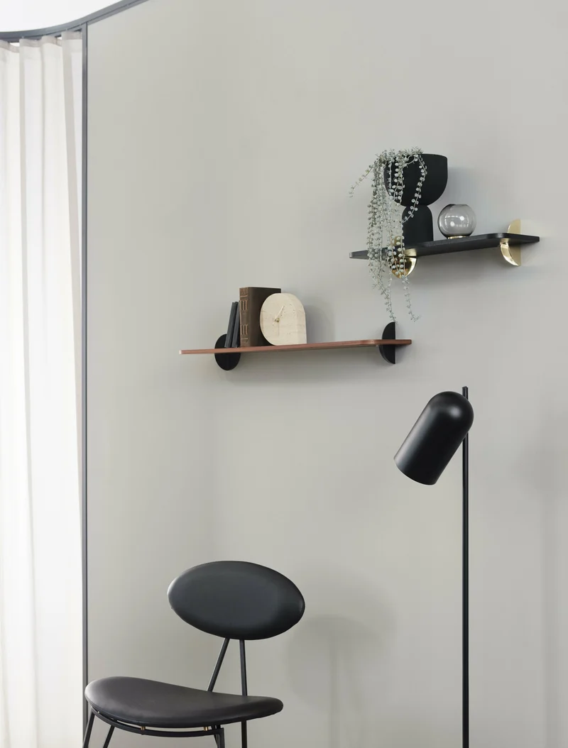 Chaise en cuir et piètement en acier noir Semper - AYTM