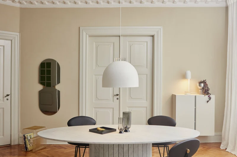 Chaise en cuir et piètement en acier noir Semper - AYTM