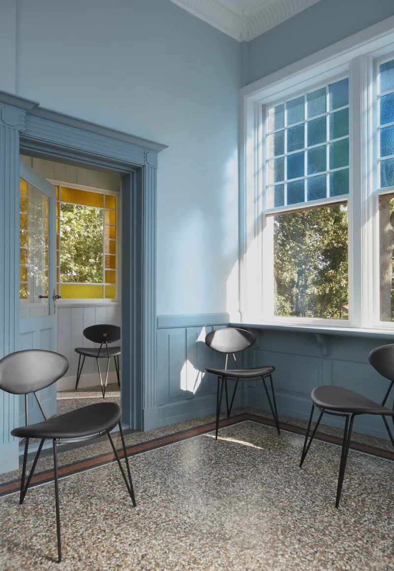 Chaise en cuir et piètement en acier noir Semper - AYTM