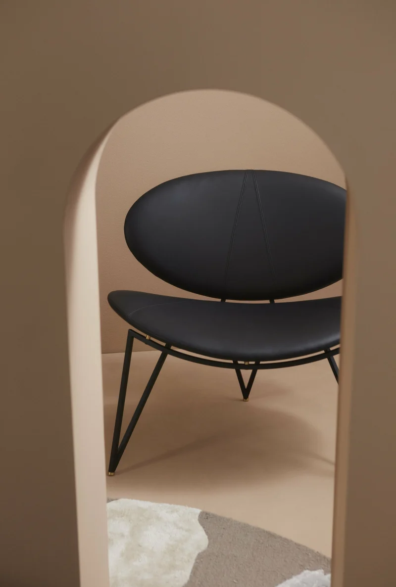 Fauteuil en cuir et piètement en acier noir Semper - AYTM