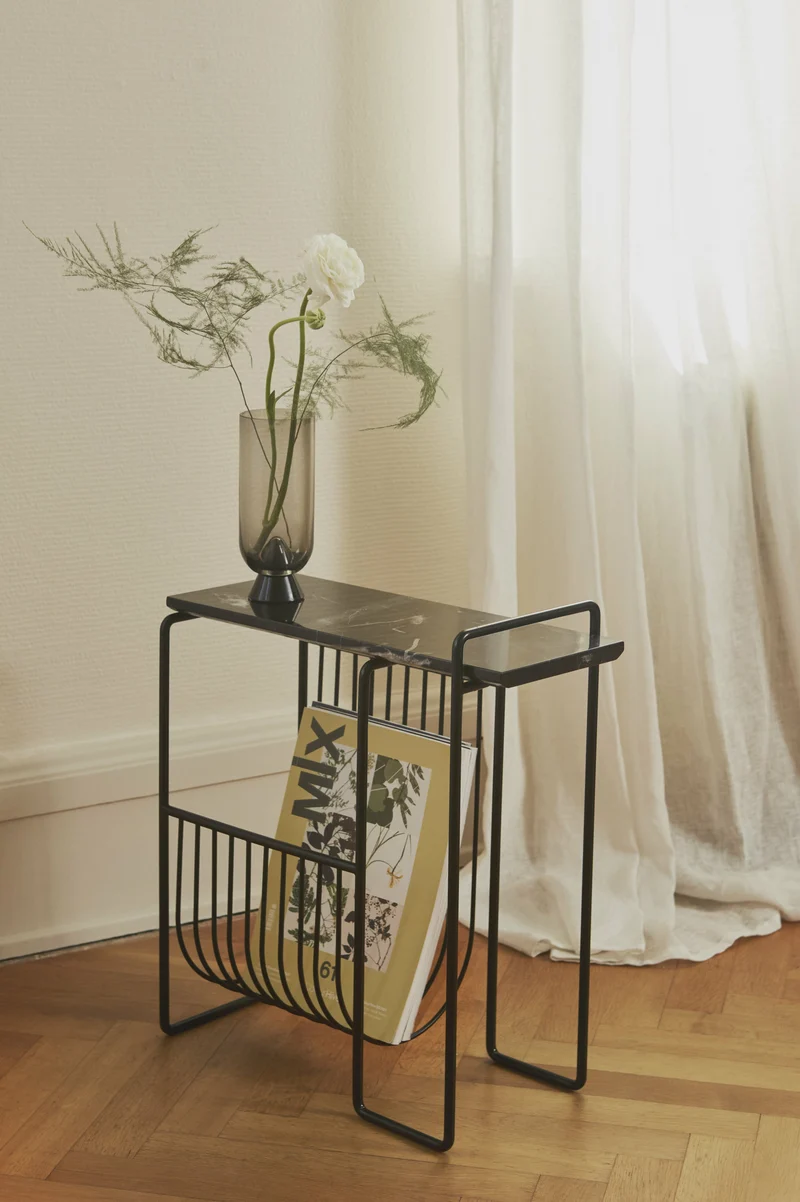 Table d'appoint en marbre avec porte revues en acier noir Sino - AYTM