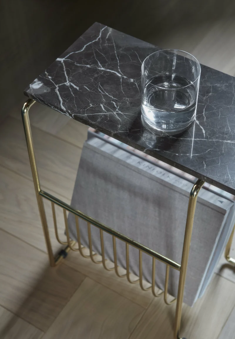 Table d'appoint en marbre noir avec porte revues en acier doré Sino - AYTM