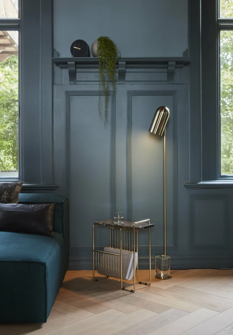 Table d'appoint en marbre noir avec porte revues en acier doré Sino - AYTM