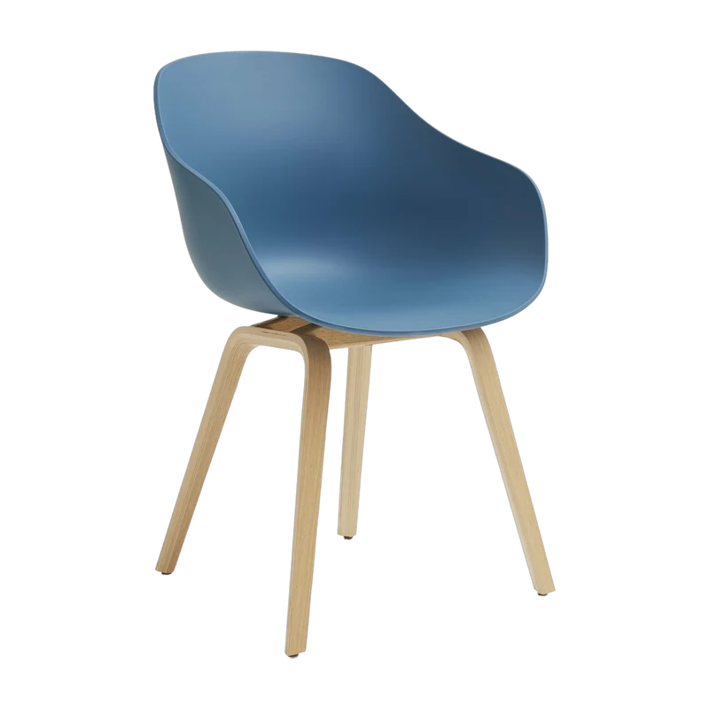Chaise avec accoudoirs en plastique recyclé bleu azure et pieds en chêne AAC 222 2.0 - HAY