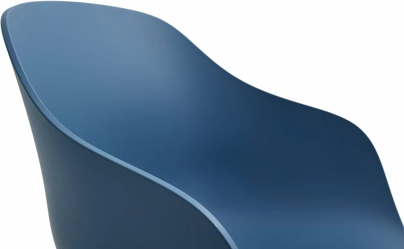 Chaise avec accoudoirs en plastique recyclé bleu azure et pieds en chêne AAC 222 2.0 - HAY