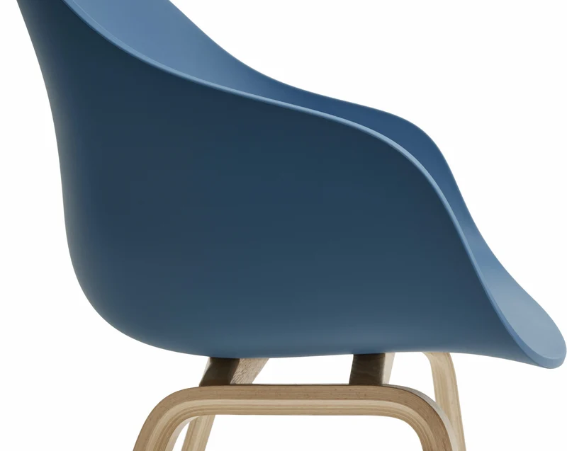 Chaise avec accoudoirs en plastique recyclé bleu azure et pieds en chêne AAC 222 2.0 - HAY