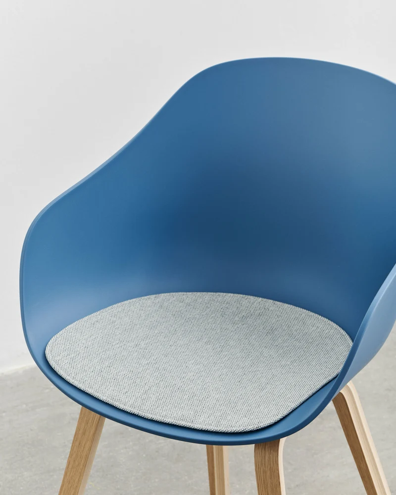 Chaise avec accoudoirs en plastique recyclé bleu azure et pieds en chêne AAC 222 2.0 - HAY