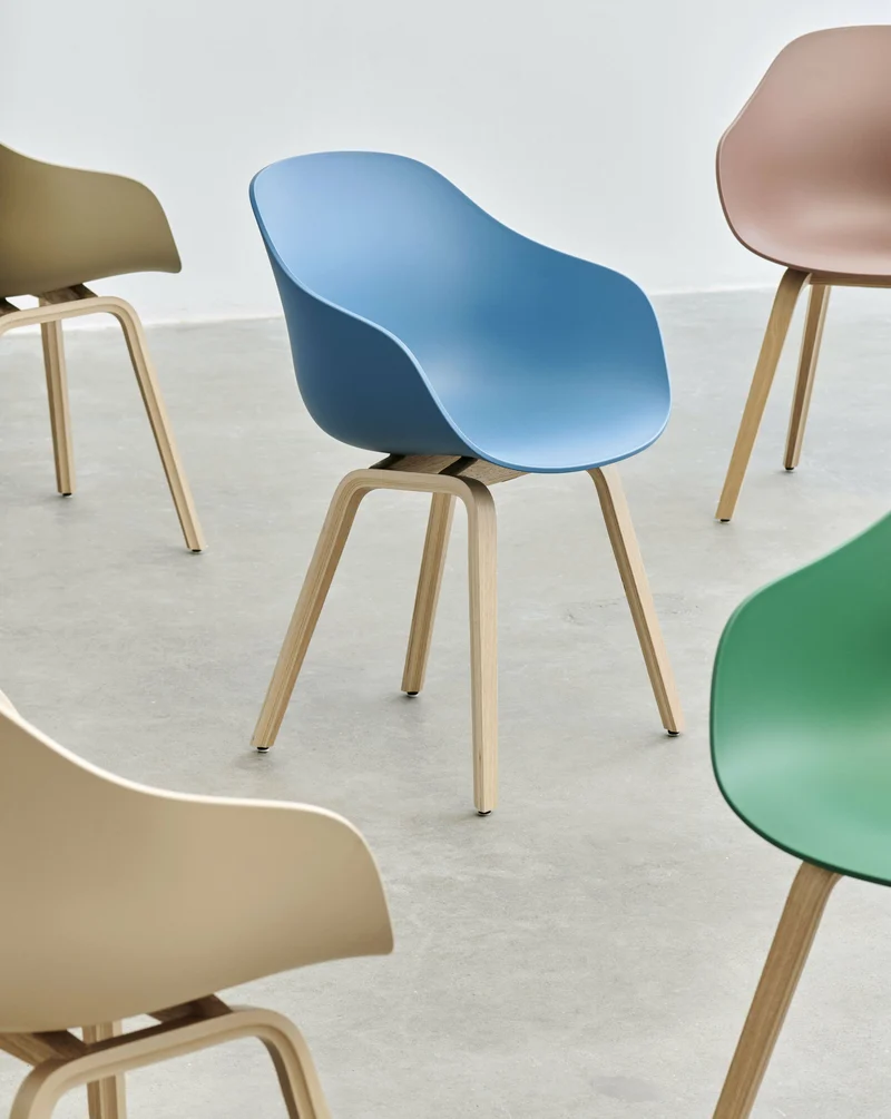 Chaise avec accoudoirs en plastique recyclé bleu azure et pieds en chêne AAC 222 2.0 - HAY