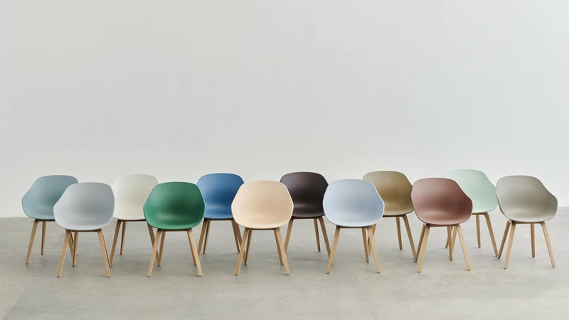 Chaise avec accoudoirs en plastique recyclé bleu azure et pieds en chêne AAC 222 2.0 - HAY
