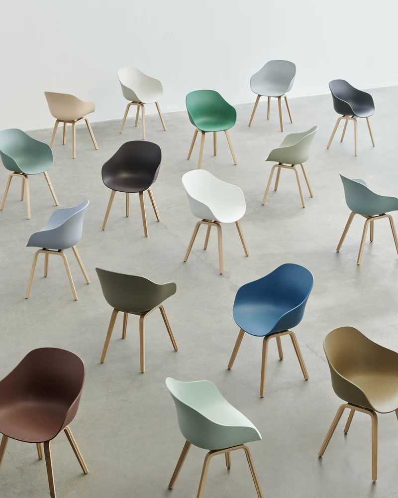 Chaise avec accoudoirs en plastique recyclé bleu azure et pieds en chêne AAC 222 2.0 - HAY