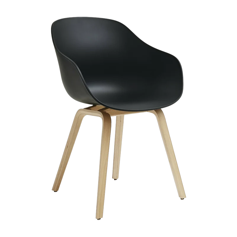 Chaise avec accoudoirs en plastique recyclé noir et pieds en chêne AAC 222 2.0 - HAY