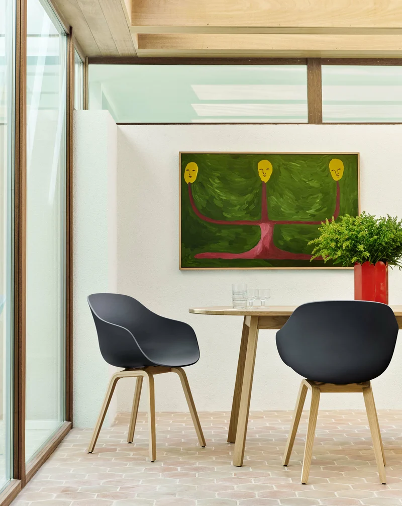 Chaise avec accoudoirs en plastique recyclé noir et pieds en chêne AAC 222 2.0 - HAY