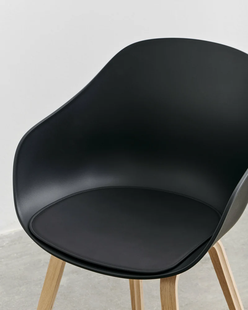Chaise avec accoudoirs en plastique recyclé noir et pieds en chêne AAC 222 2.0 - HAY