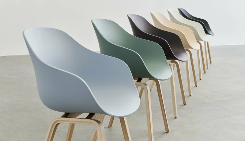 Chaise avec accoudoirs en plastique recyclé noir et pieds en chêne AAC 222 2.0 - HAY