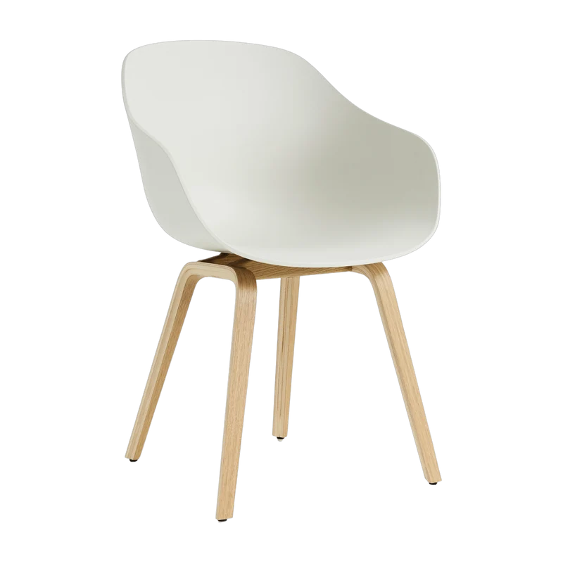 Chaise avec accoudoirs en plastique recyclé crème et pieds en chêne AAC 222 2.0 - HAY
