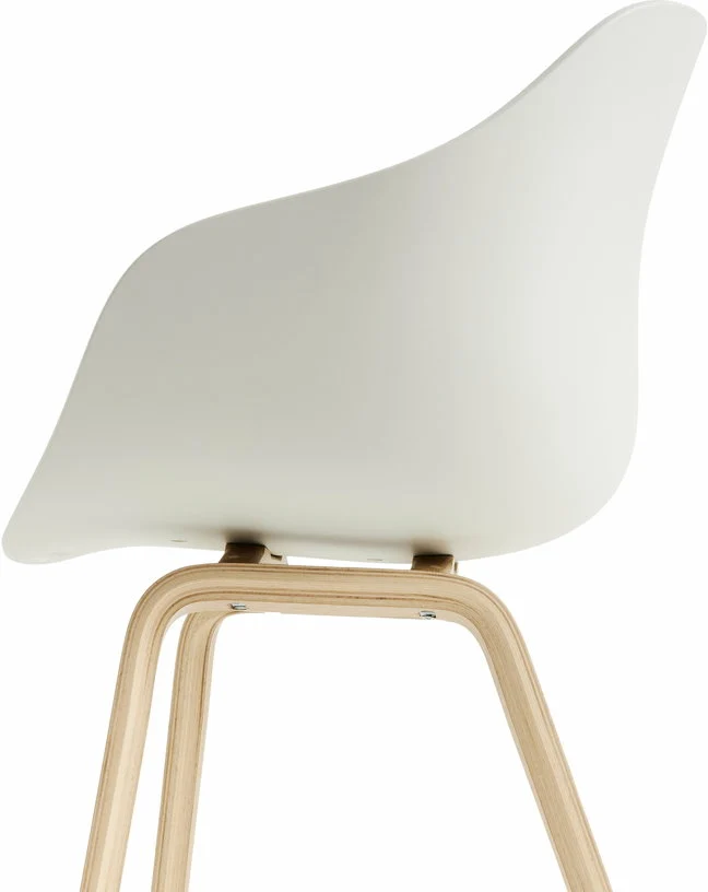 Chaise avec accoudoirs en plastique recyclé crème et pieds en chêne AAC 222 2.0 - HAY