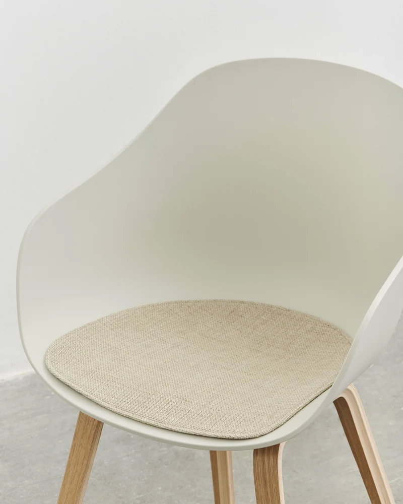 Chaise avec accoudoirs en plastique recyclé crème et pieds en chêne AAC 222 2.0 - HAY