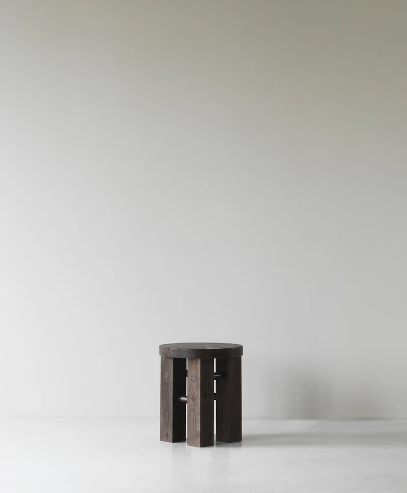 Tabouret en bois de pin foncé 45 x 40 cm Fyr - Normann Copenhagen