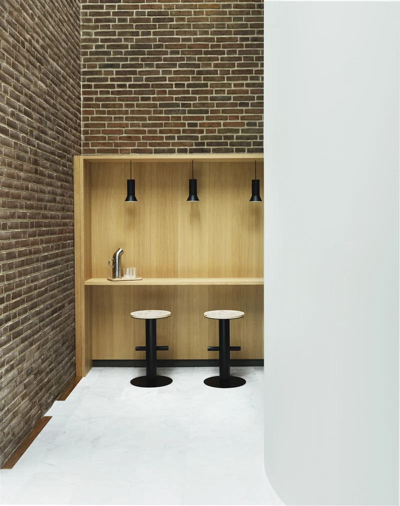 Tabouret de bar en bois de pin et acier noir 65 x 40 cm Pole - Normann Copenhagen