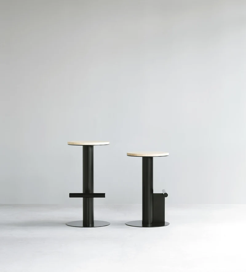 Tabouret de bar en bois de pin et acier noir 65 x 40 cm Pole - Normann Copenhagen