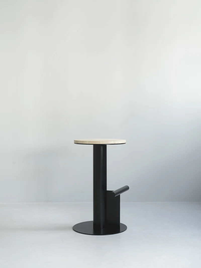 Tabouret de bar en bois de pin et acier noir 65 x 40 cm Pole - Normann Copenhagen