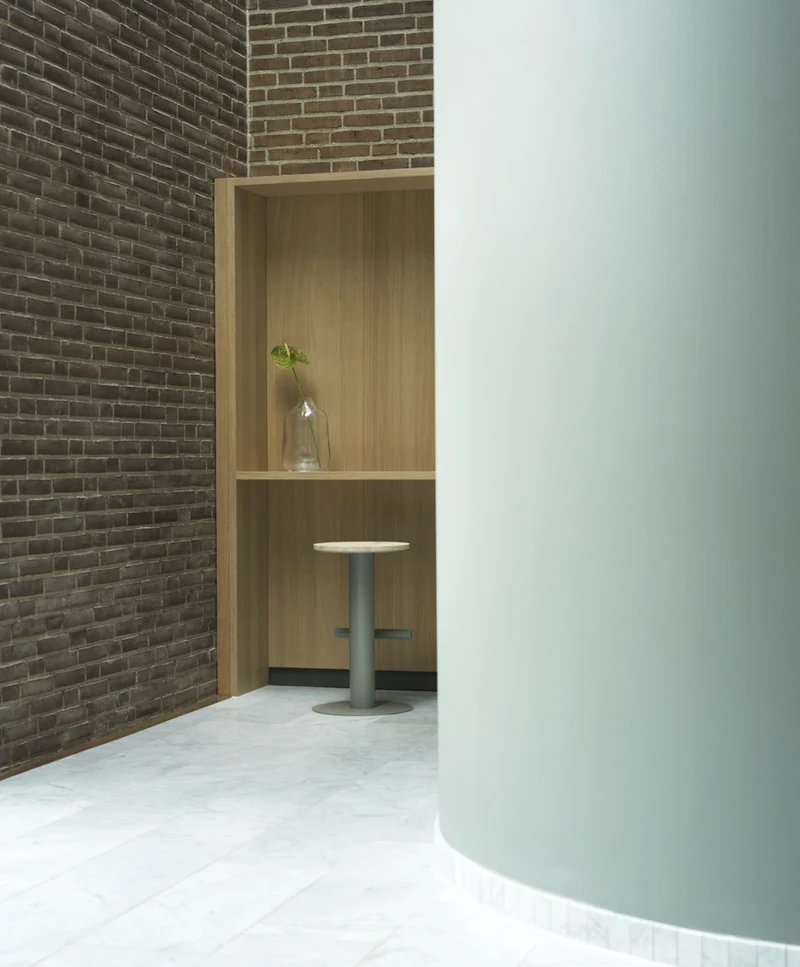 Tabouret de bar en bois de pin et acier gris 65 x 40 cm Pole - Normann Copenhagen