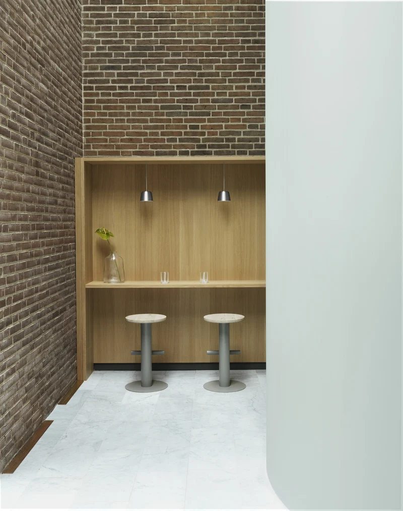 Tabouret de bar en bois de pin et acier gris 65 x 40 cm Pole - Normann Copenhagen