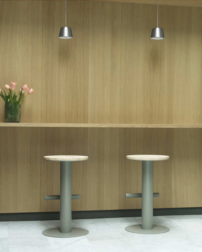Tabouret de bar en bois de pin et acier gris 65 x 40 cm Pole - Normann Copenhagen