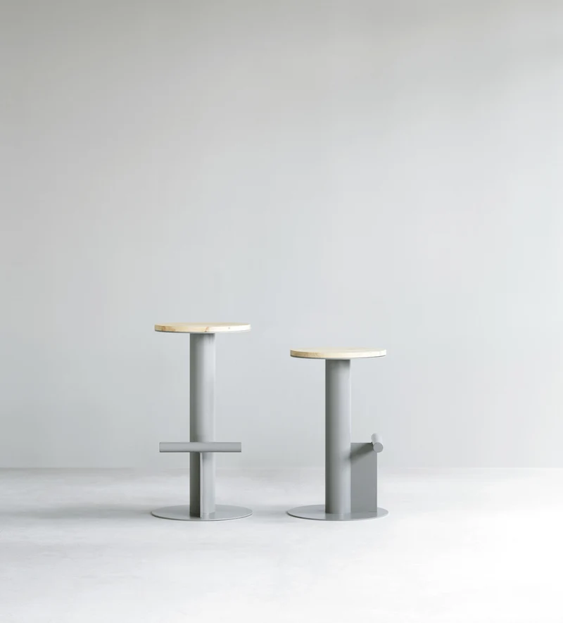 Tabouret de bar en bois de pin et acier gris 65 x 40 cm Pole - Normann Copenhagen