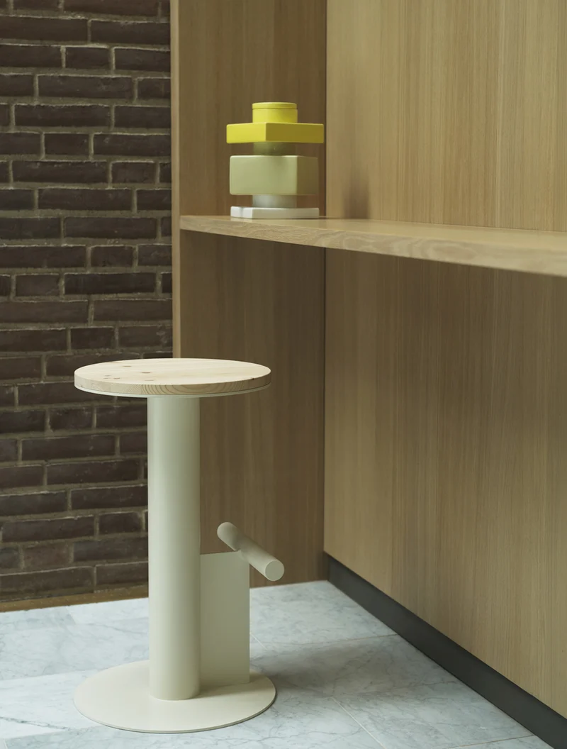 Tabouret de bar en bois de pin et acier beige 65 x 40 cm Pole - Normann Copenhagen
