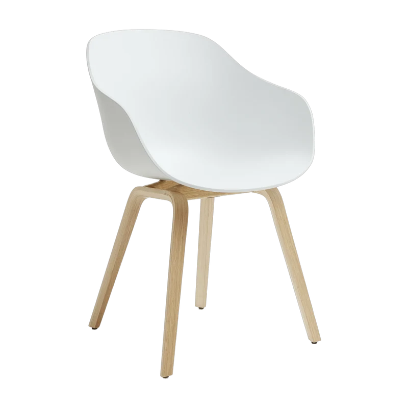 Chaise avec accoudoirs en plastique recyclé blanc et pieds en chêne AAC 222 2.0 - HAY