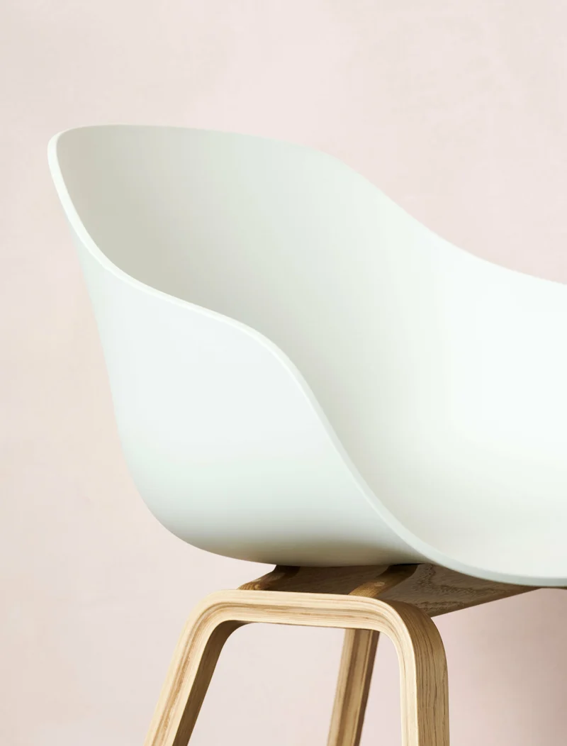 Chaise avec accoudoirs en plastique recyclé blanc et pieds en chêne AAC 222 2.0 - HAY