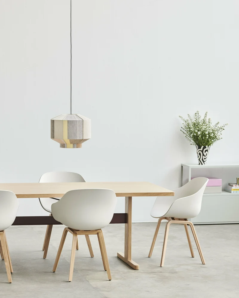 Chaise avec accoudoirs en plastique recyclé blanc et pieds en chêne AAC 222 2.0 - HAY