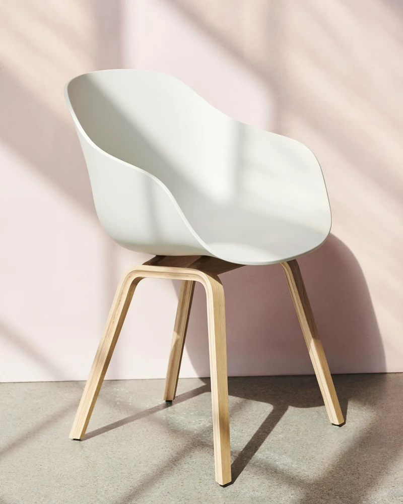 Chaise avec accoudoirs en plastique recyclé blanc et pieds en chêne AAC 222 2.0 - HAY
