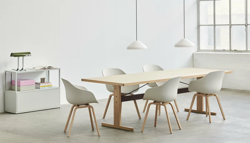 Chaise avec accoudoirs en plastique recyclé blanc et pieds en chêne AAC 222 2.0 - HAY