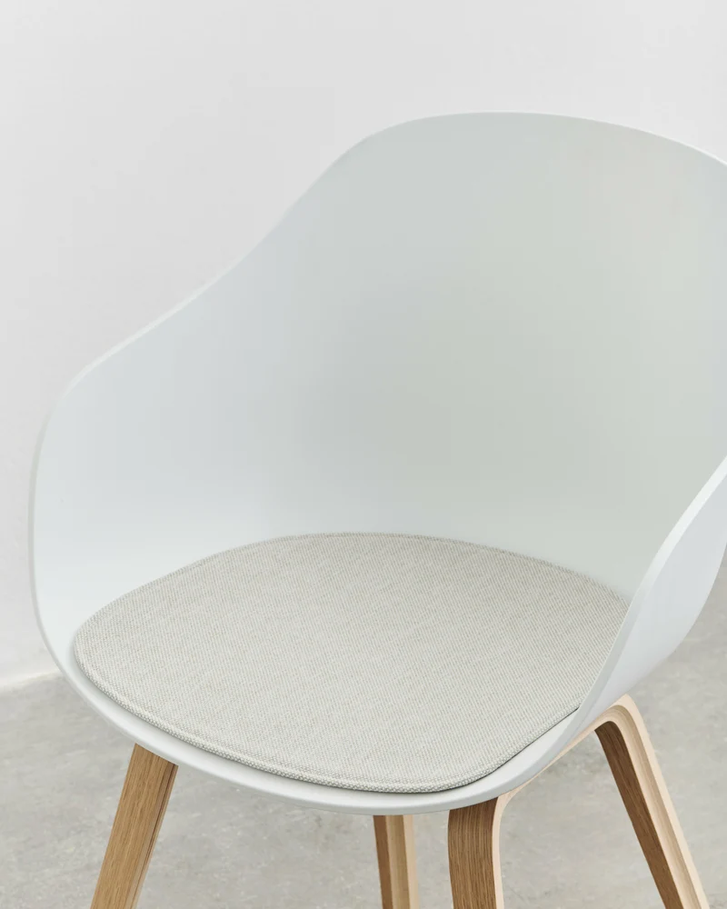 Chaise avec accoudoirs en plastique recyclé blanc et pieds en chêne AAC 222 2.0 - HAY