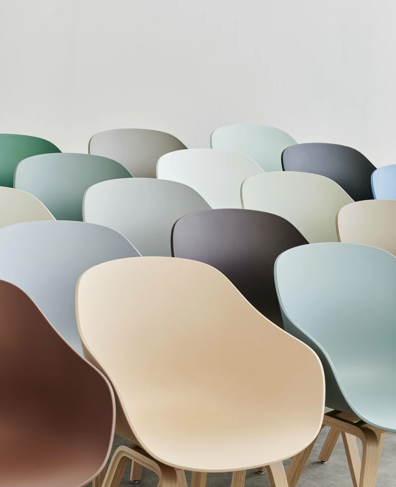 Chaise avec accoudoirs en plastique recyclé blanc et pieds en chêne AAC 222 2.0 - HAY