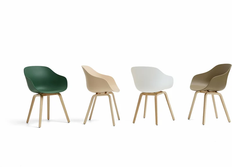 Chaise avec accoudoirs en plastique recyclé blanc et pieds en chêne AAC 222 2.0 - HAY