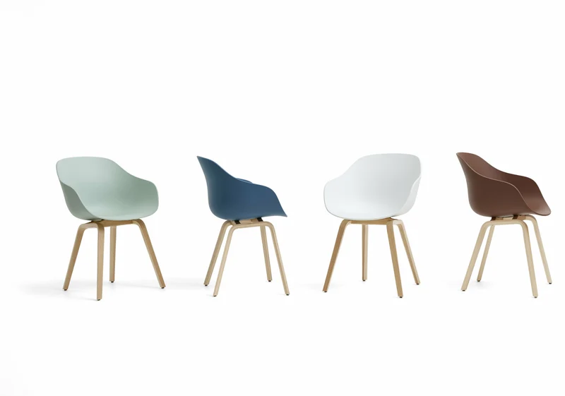 Chaise avec accoudoirs en plastique recyclé blanc et pieds en chêne AAC 222 2.0 - HAY