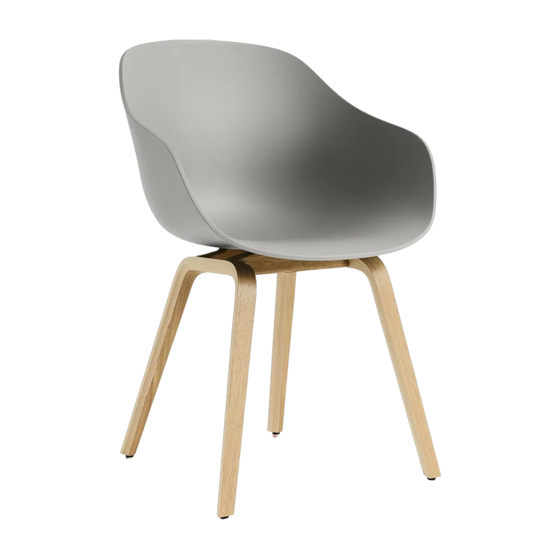 Chaise avec accoudoirs en plastique recyclé gris béton et pieds en chêne AAC 222 2.0 - HAY