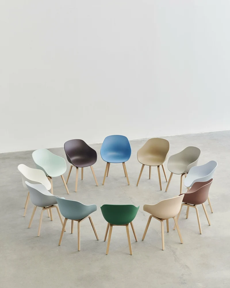 Chaise avec accoudoirs en plastique recyclé gris béton et pieds en chêne AAC 222 2.0 - HAY