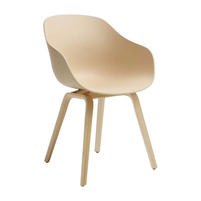 Chaise avec accoudoirs en plastique recyclé pêche et pieds en chêne AAC 222 2.0 - HAY